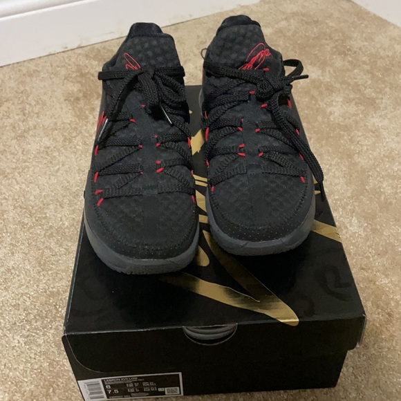 Lebron XVII LOW - Picture 3 of 5